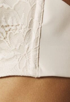 Triumph Amourette Charm - Strapless Bh - Creamy Dream -Mode Lingerie Winkel 042bac5112814a6083ecad6145db4477