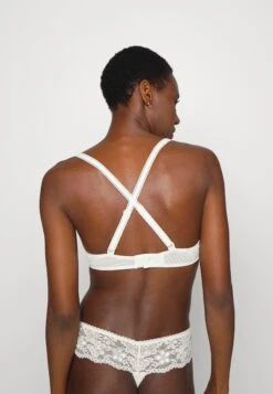 Chantelle True Tief - Triangel Bh - Milk -Mode Lingerie Winkel 0a8f041499d04b85976097ba59dc1dd5