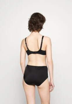 Chantelle Every Curve Wirefree Support Bra - Triangel Bh - Black -Mode Lingerie Winkel 239c1f0ff33f4ea88bdec1764ed84564