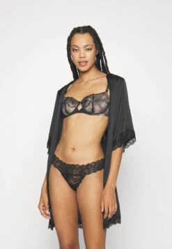 Chantelle Orchids Balcony Half Cup - Voorgevormde Bh - Black -Mode Lingerie Winkel 254f5d688e3a417ebe880858a6fa0d90