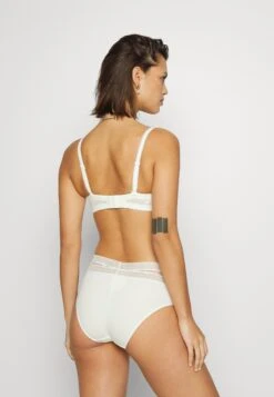 Chantelle True Bandeau - Push-Up Bh - Milk -Mode Lingerie Winkel 258965d9e6b54d5ea91d06c4fdf9293b