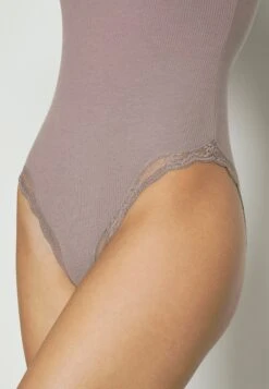 Triumph Natural Spotlight - Body - Pigeon Grey -Mode Lingerie Winkel 4e62ce2c28fe4162ad42cf31f6a37a30