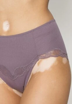 Triumph Natural Spotlight Maxi - Slip - Pigeon Grey -Mode Lingerie Winkel 53a0dafea9bd4ec6bd45c792160cf423