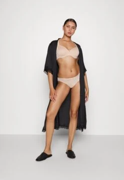 Chantelle Chic Essential Spacer - Beugel Bh - Golden Beige -Mode Lingerie Winkel 60dc669fb94c42bf86bf8991870cace3