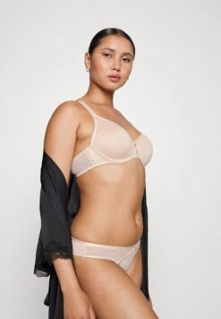 Chantelle Chic Essential Spacer - Beugel Bh - Golden Beige -Mode Lingerie Winkel 98ef3bc81fe54ce08d8c8e2d5cb96fe9