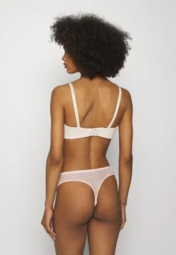 Triumph Amourette Charm - Strapless Bh - Creamy Dream -Mode Lingerie Winkel a1db8eb24d8e459883bf4cb7487f4273