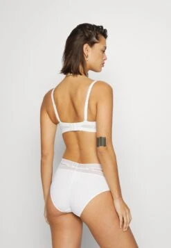 Chantelle True - Slip - Milk -Mode Lingerie Winkel a63f74ccc4d44ee3ad6f53399ca943ab