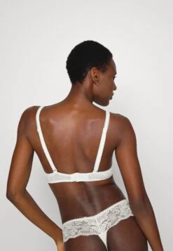 Chantelle True Tief - Triangel Bh - Milk -Mode Lingerie Winkel b17e08d7052946a5a3f9cad0e8d540f7