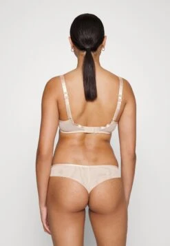 Chantelle Chic Essential Spacer - Beugel Bh - Golden Beige -Mode Lingerie Winkel b69b835c3ebb4ab390cce84632151633
