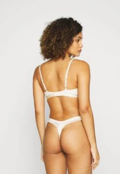 Triumph Aura Spotlighthigh Leg - String - Creamy Dream -Mode Lingerie Winkel c191459a6a124599ae923ed75fdf71b3