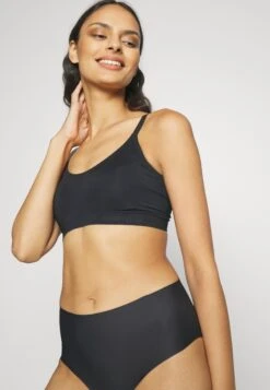 Chantelle Smooth Comfort Wirefree Bra - Bustier - Black -Mode Lingerie Winkel dbd5eae521cb4bf7a82f04e5b653b12e